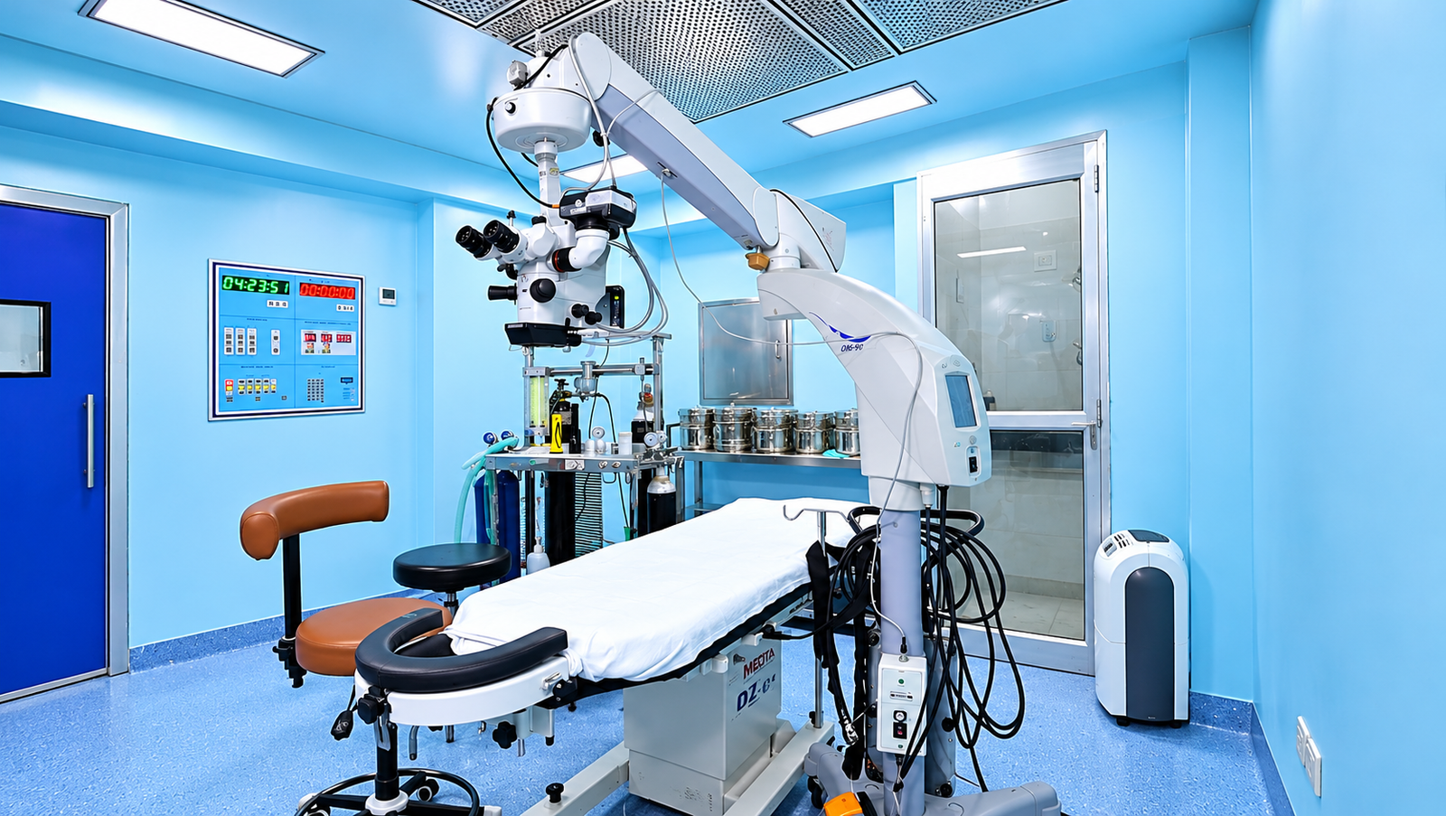 Surgical suite and operating microscope